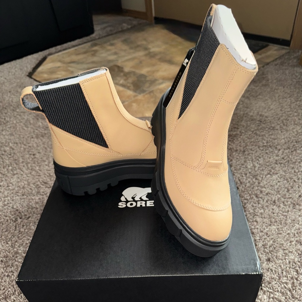 Sorel Tan Chelsea Lug Sole Boots with Black Elastic Panels - Size 8.5